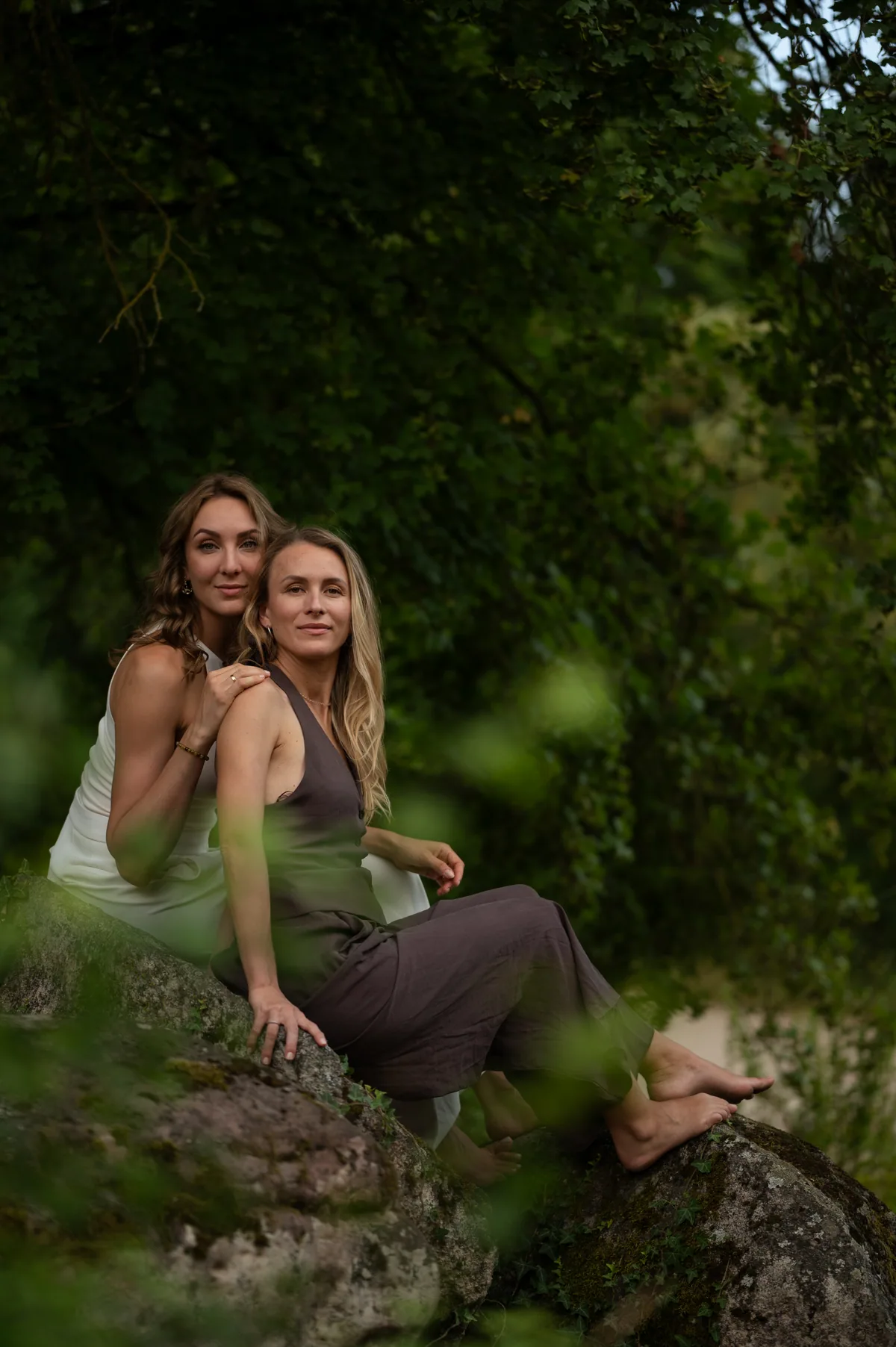 Leah und Regina sitzen gemeinsam im Grünen.