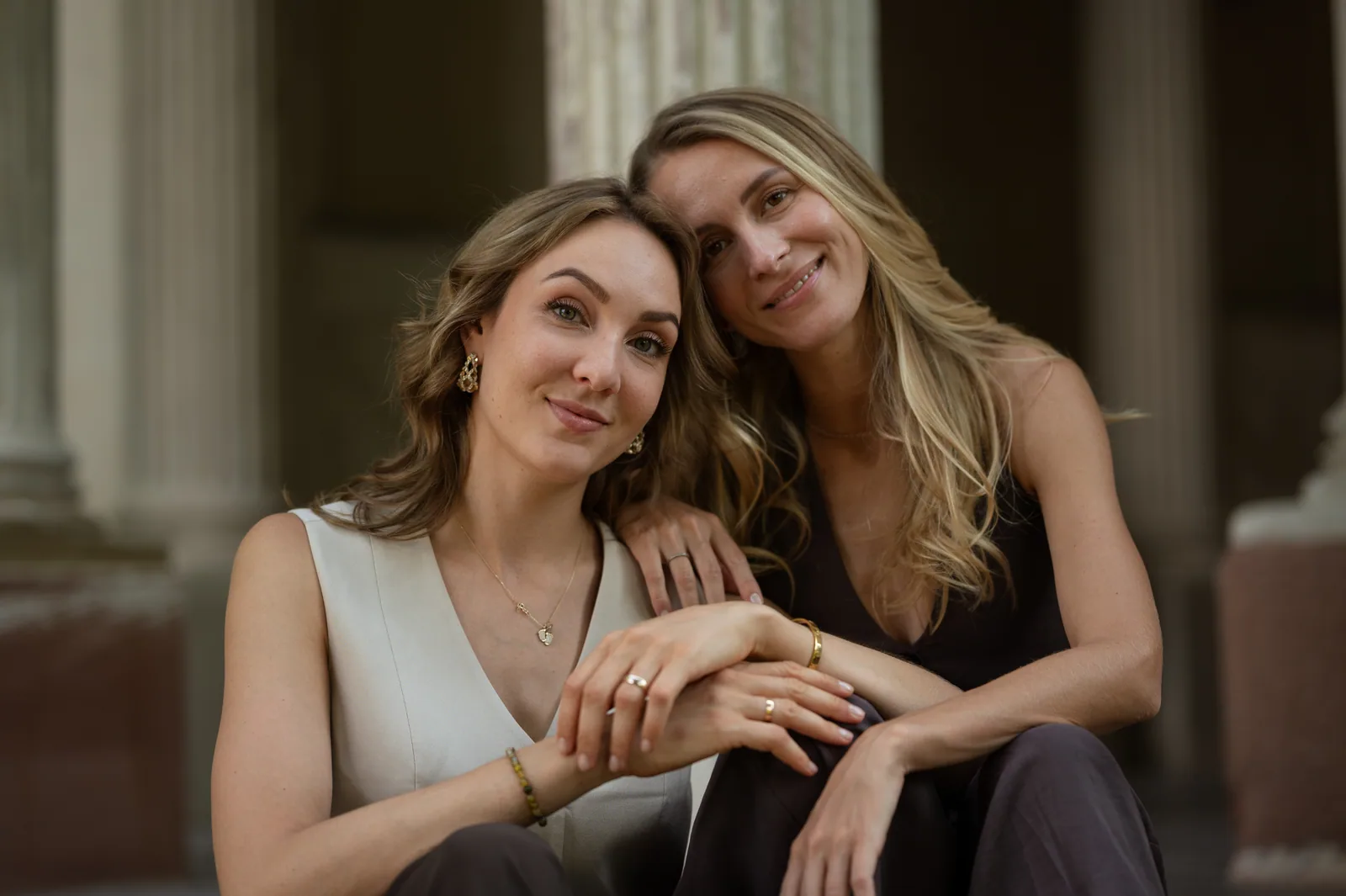 Leah und Regina gemeinsam vor einer historischen Säulenhalle.