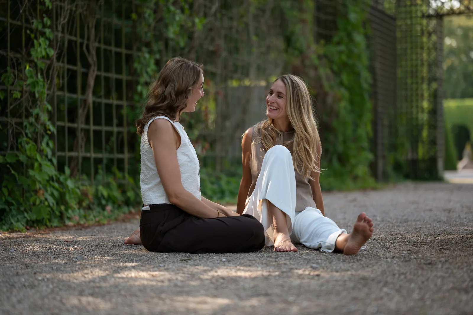 Leah und Regina sitzen draußen im persönlichen Gespräch.